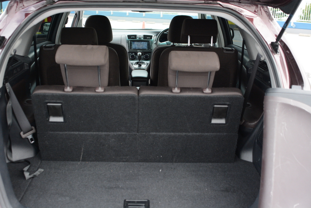 Gorgeous Mark X Zio 6seater wagon! TRD!